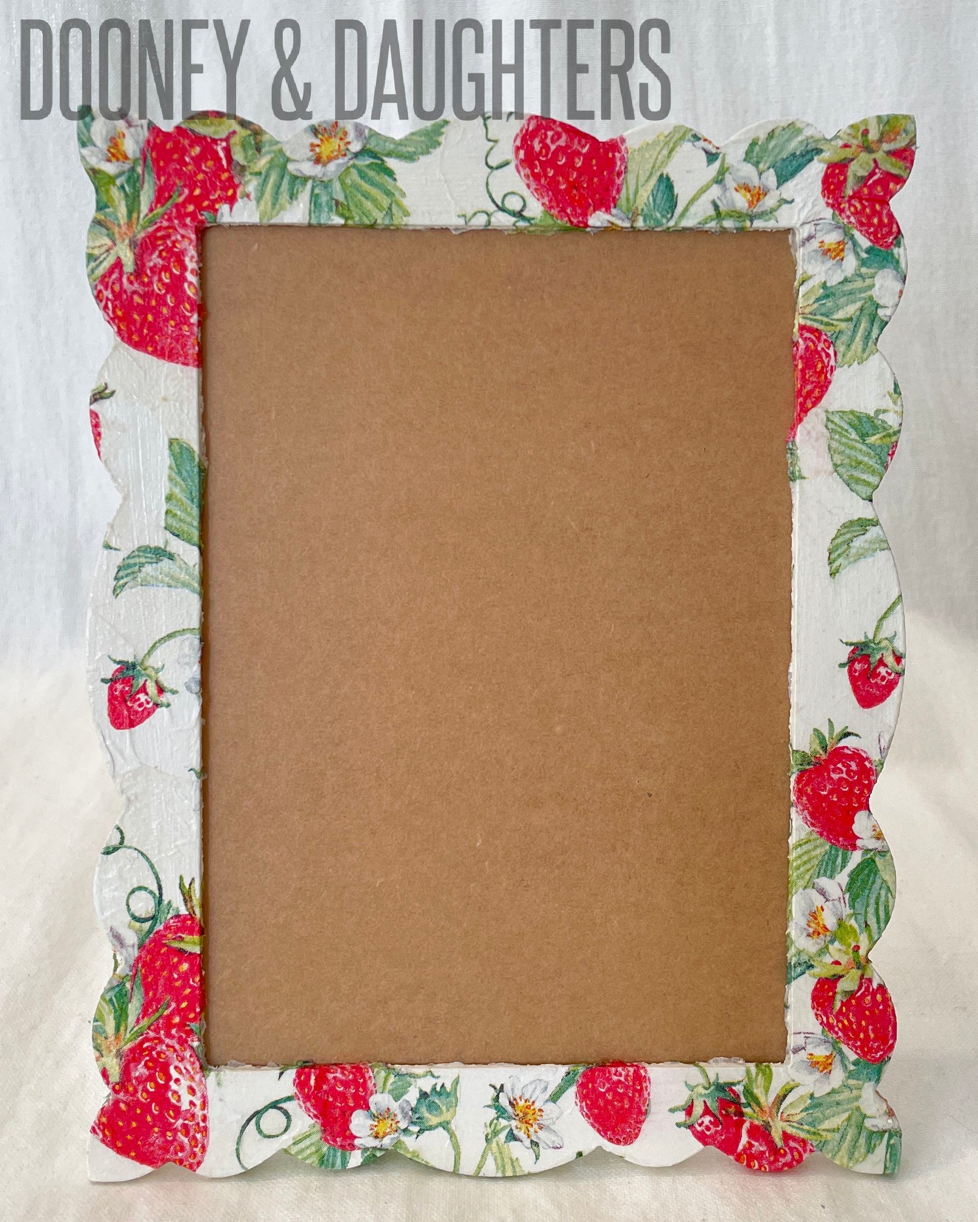 Garden Strawberries Scallop Photo Frame