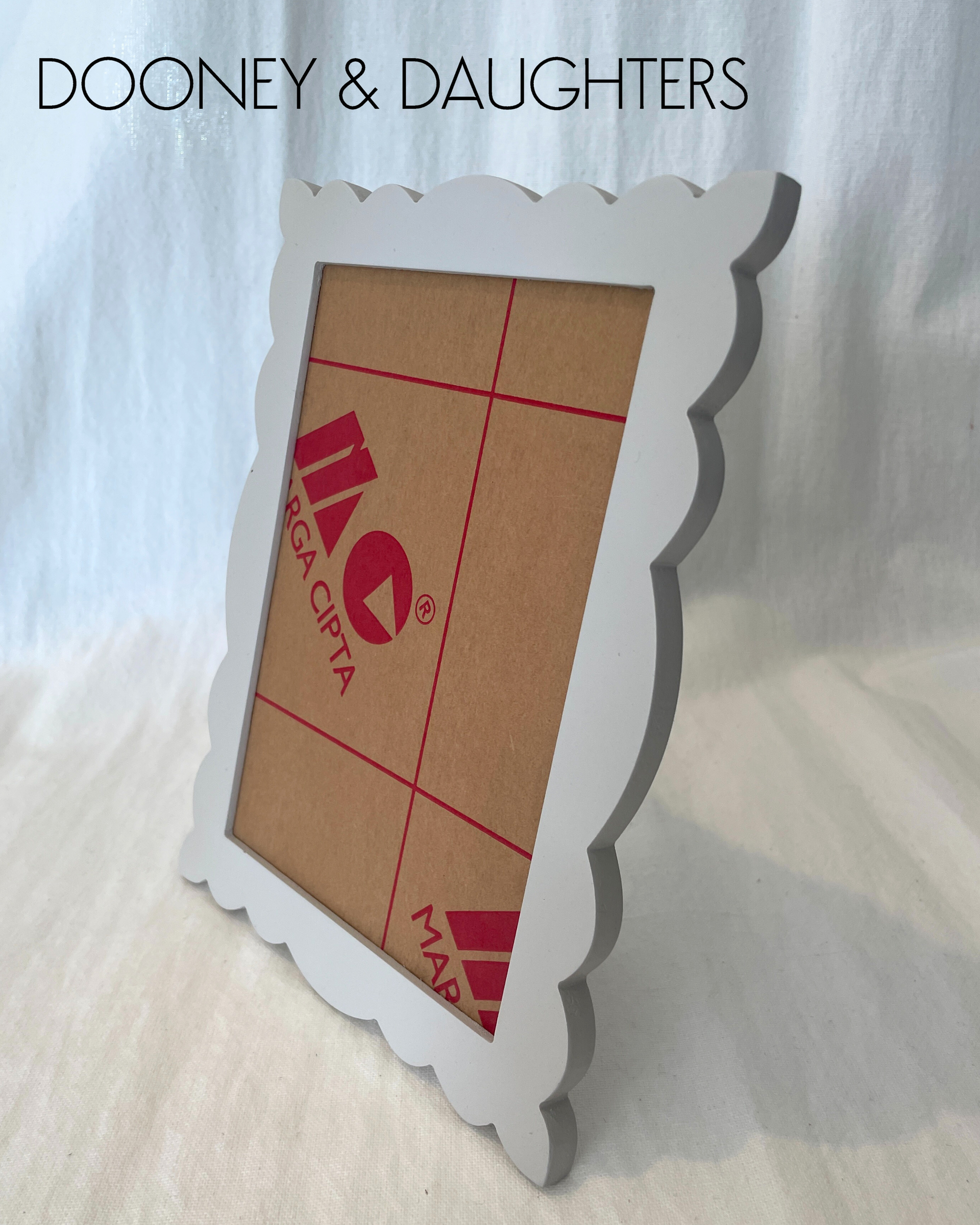 Plain Painted Scallop Photo Frame