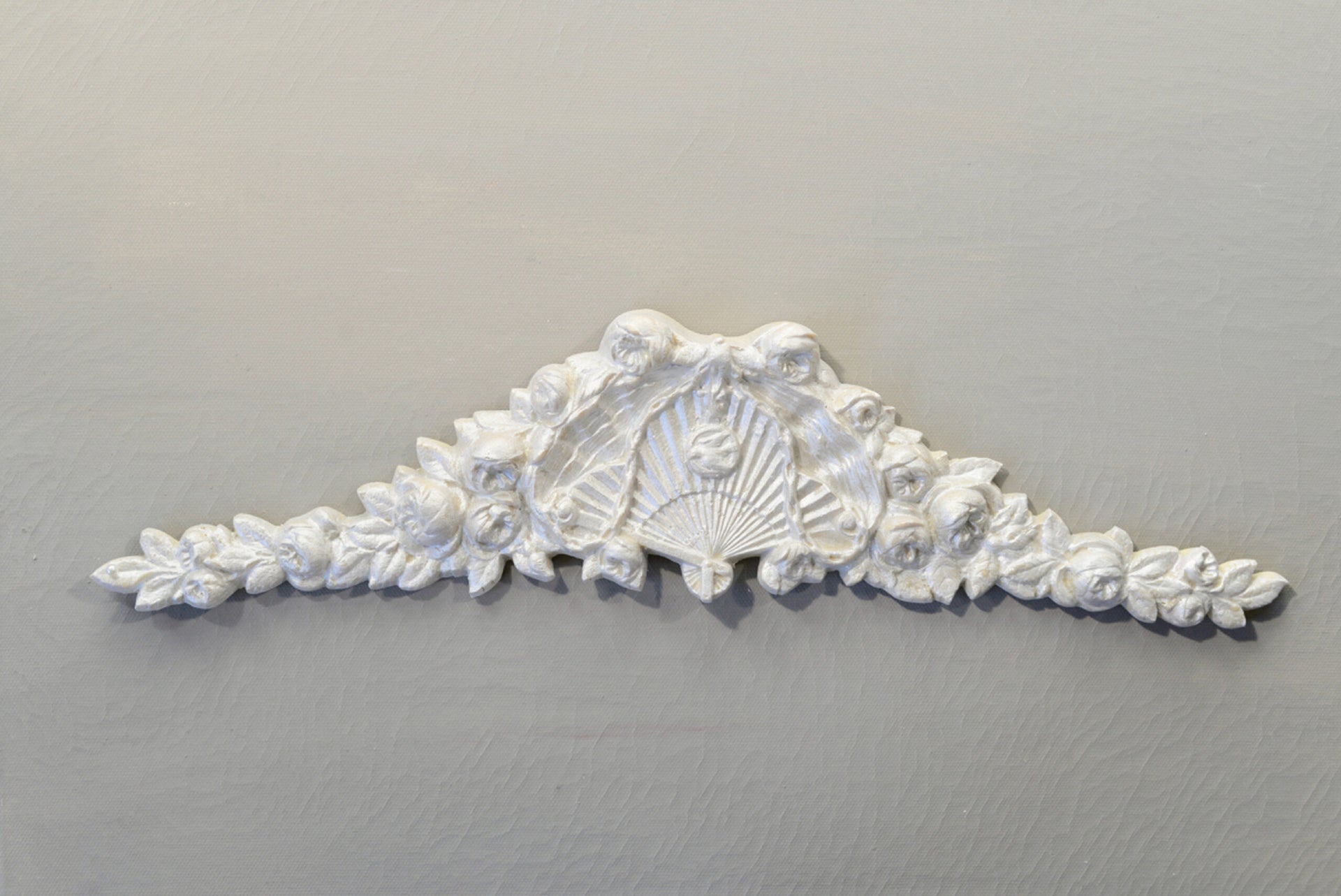 Pediment P18 Large Shell Floral