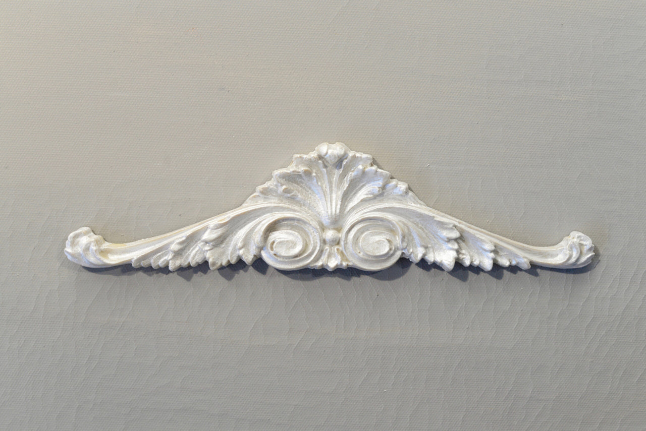 Pediment P7 Shell and Scroll